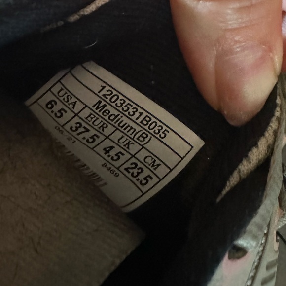 Brooks shoes ,still in good condition. spot toe area on right side (pictured) . - Picture 2 of 4